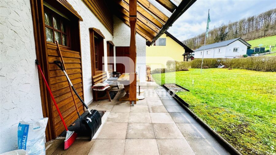 Hochwertiges 1-2 Familienhaus mit großem Garten in erhobener Ortsrandlage mit Panoramablick - Terrasse 1 EG